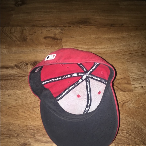 Red cap - Picture 3 of 4